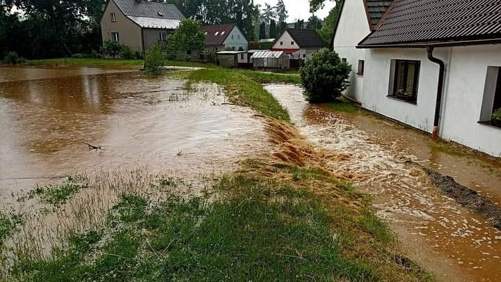 Na Jindřichohradecku se vylily dva rybníky, zaplavily domy i silnice